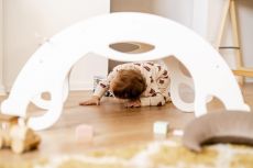 Dřevěná montessori houpačka SwingMe – bílá/přírodní dřevo