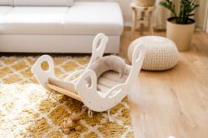Dřevěná montessori houpačka SwingMe – bílá/přírodní dřevo