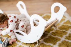 Dřevěná montessori houpačka SwingMe – bílá/přírodní dřevo
