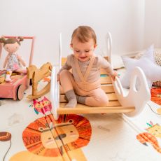 Dřevěná montessori houpačka SwingMe – bílá/přírodní dřevo