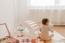 Dřevěná montessori houpačka SwingMe – bílá/přírodní dřevo