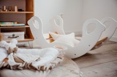 Dřevěná montessori houpačka SwingMe – bílá/přírodní dřevo