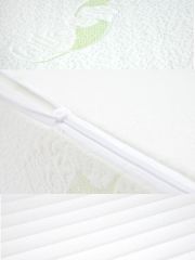 Kojenecký polštář - klín bílý Luxe s aloe vera 30x37 cm do kočárku