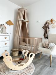 Dřevěná montessori houpačka SwingMe – přírodní dřevo/bílá