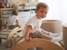 Dřevěná montessori houpačka SwingMe – přírodní dřevo/bílá