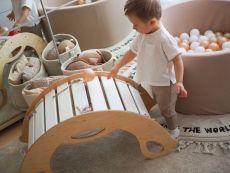 Dřevěná montessori houpačka SwingMe – přírodní dřevo/bílá