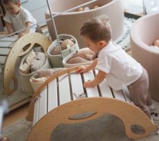 Dřevěná montessori houpačka SwingMe – přírodní dřevo/bílá