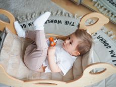 Dřevěná montessori houpačka SwingMe – přírodní dřevo/bílá