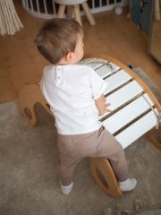 Dřevěná montessori houpačka SwingMe – přírodní dřevo/bílá