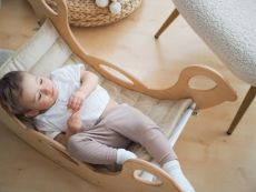 Dřevěná montessori houpačka SwingMe – přírodní dřevo/bílá