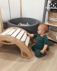 Dřevěná montessori houpačka SwingMe – přírodní dřevo/bílá